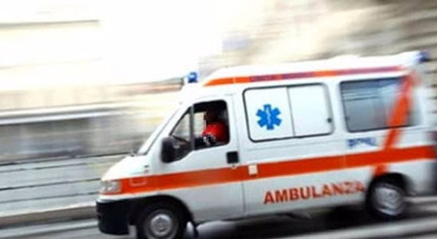 Incidente sulla Milano-Napoli, auto si ribalta e prende fuoco: un morto