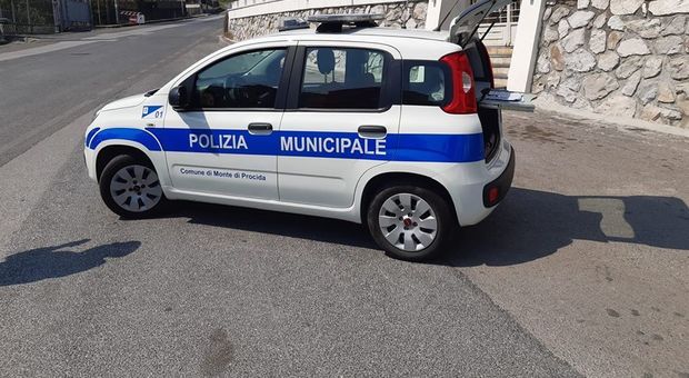 Napoli, forza posto blocco anti-contagio e provoca incidente con bus: preso