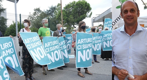 Arturo Lorenzoni e i sostenitori con i cartelli e l'hasthag #arturocisiamonoi