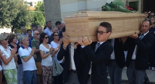 I funerali di Claudio Gabbianelli alla chiesa della Pace di Senigallia