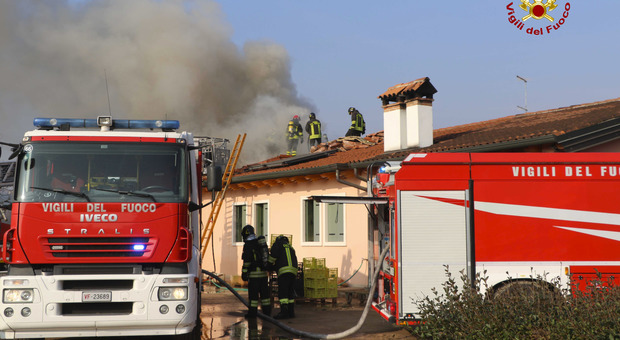Incendio innescato dal camino: prende fuoco il tetto di una casa