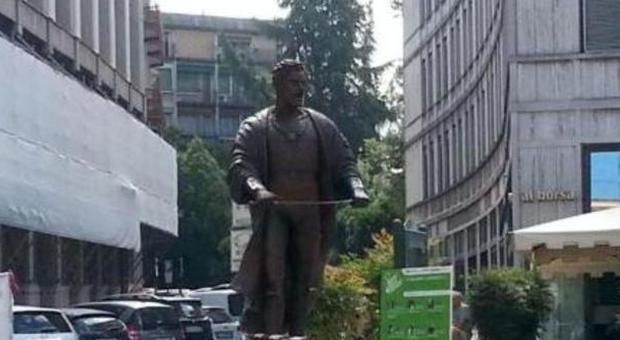 Del Monaco da "sfrattare": appello a Renzi per la statua nella piazza