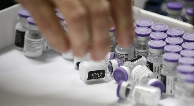 Vaccino, governo rivede il piano. Conte: «L'Italia rischia solo 3,4 milioni di dosi invece che 8»