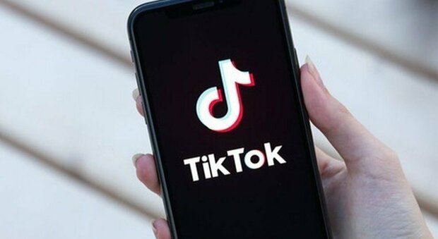 TikTok, folle challenge lanciata da un'influencer italiana: denunciata per istigazione al suicidio. «Pericolosissima»