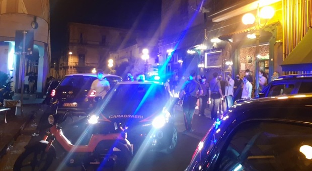 Napoli, festa di comunione in strada a mezzanotte con 200 invitati tra adulti e bambini e tre musicisti