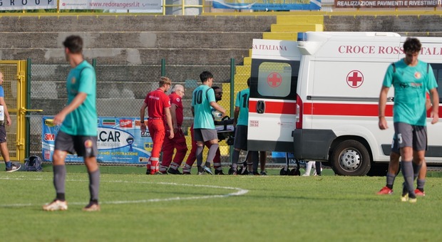 Eccellenza, giocatore della Torrese sviene dopo uno scontro: difficoltà a respirare. In campo entra l'ambulanza