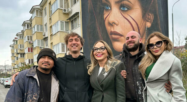 La foto di gruppo con Jorit e Ornella Muti a Sochi