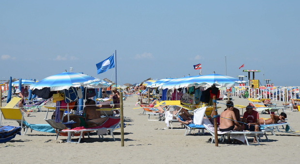 Spiaggia affollata, nessun bagnino: multati sette stabilimenti balneari