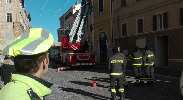 L'intervento di vigili del fuoco e polizia locale a Osimo