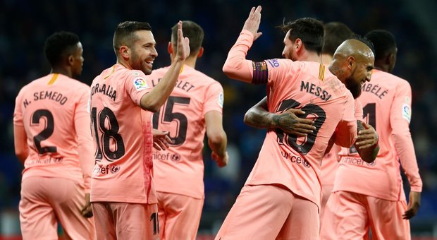Liga, il Barcellona cala il poker nel derby: doppietta di Messi
