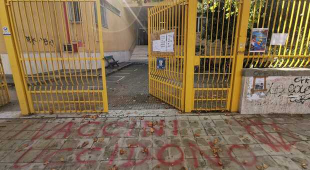 Lecce, scritta No Vax fuori dalla scuola media: «I vaccini uccidono». Indaga la Digos