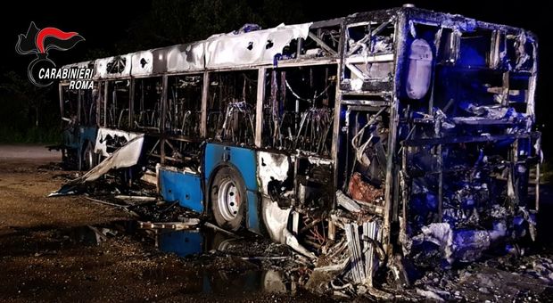 L'autobus del Cotral completamente distrutto dalle fiamme