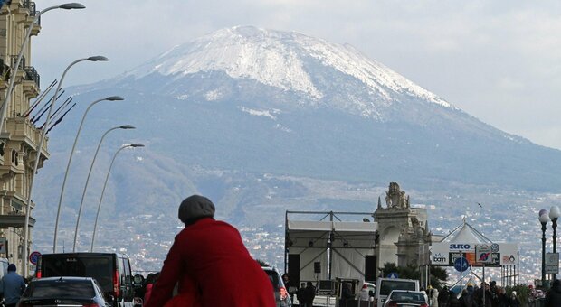 Maltempo e gelo a Napoli: torna la neve sul Vesuvio