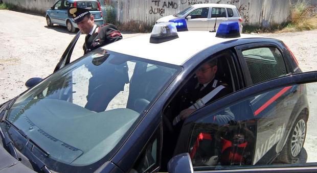 Furto in negozio, calci ai carabinieri per fuggire: prese madre e figlia
