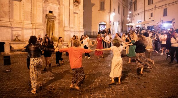 Spoleto: il flash mob a piazza dei Mercanti dopo il temporale