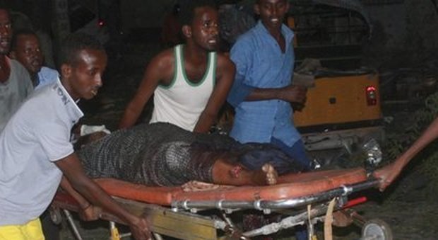 Mogadiscio, autobomba in un albergo, assalitori all'interno: 15 morti