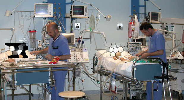 Medici al lavoro in un reparto di terapia intensiva pediatrica
