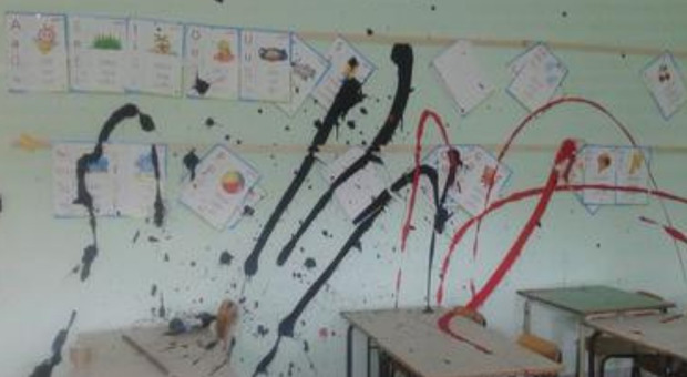 Scuola vandalizzata a Sant'Antimo: pareti imbrattate ed estintori svuotati