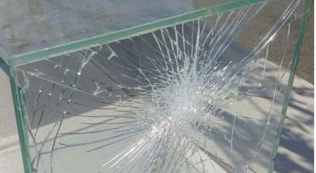 Le teche di vetro danneggiate dai baby vandali davanti alla chiesa