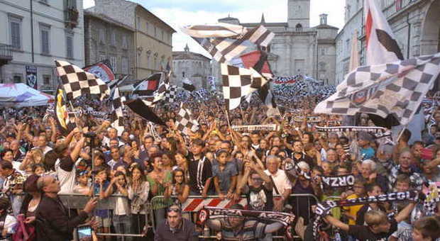 Ascoli, 10.000 tifosi in piazza per la grande festa del Picchio