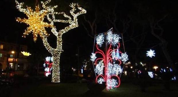 Bacoli, luci d’artista in villa Comunale: si accende Natale fra mercatini e presepi