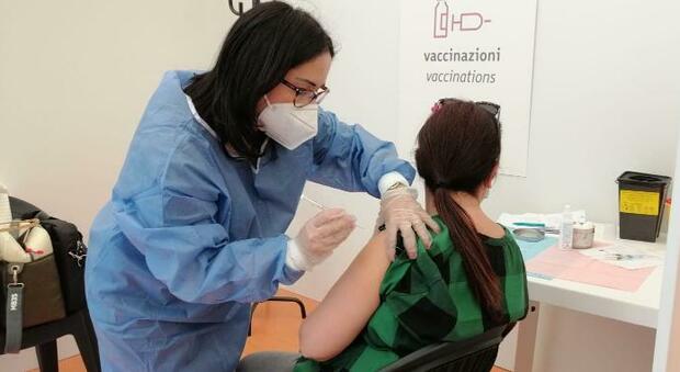 Vaccini, terapia contro le trombosi. Studio italiano: «Riduce danni e mortalità»