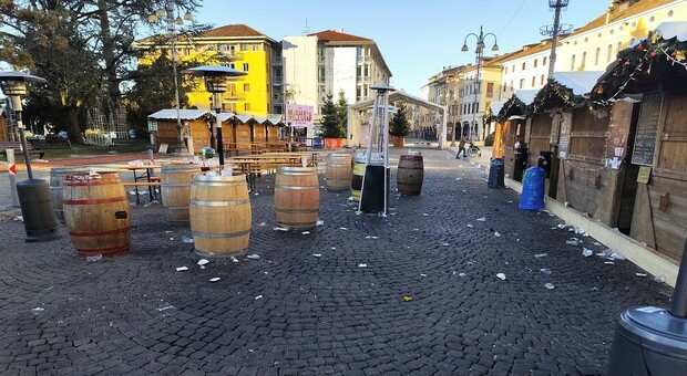 Vandali del Natale, un risveglio tra i rifiuti. Il vicesindaco Gamba: «Verificheremo chi ha sbagliato»