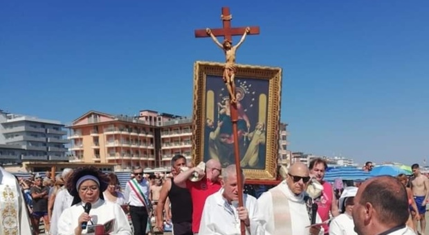 La Madonna di Pompei in processione sulla spiaggia romagnola
