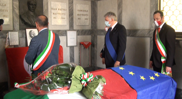 I sindaci e il presidente della provincia Ivan Dall'Ara sulla tomba di Giacomo Matteotti per la commemorazione