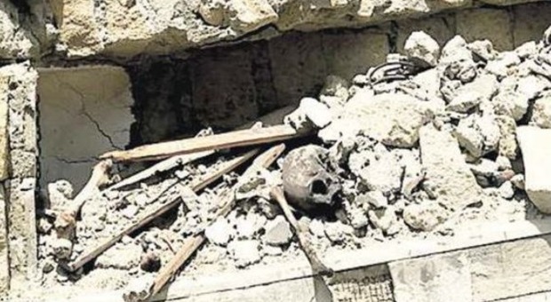 Cimitero di Napoli, crollo a gennaio: le ossa ancora sul selciato