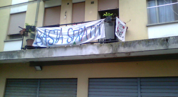 Uno striscione contro gli sfratti in centro a Rovigo