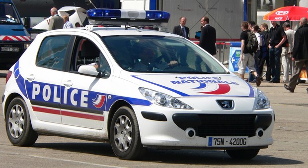 Marsiglia, in macchina con lanciarazzi e kalashnikov: coppia arrestata
