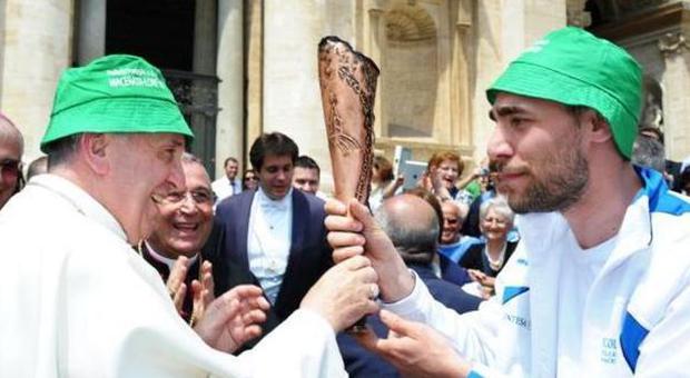 Papa Francesco benedice la fiaccola del pellegrinaggio