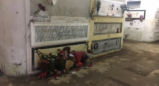Boia nazista sepolto nel Casertano: fiori sempre freschi sulla sua tomba