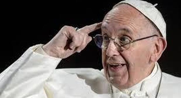 Anatema di Papa Francesco contro il dio denaro: «Moderno idolo che ruba la vita e porta alla solitudine»