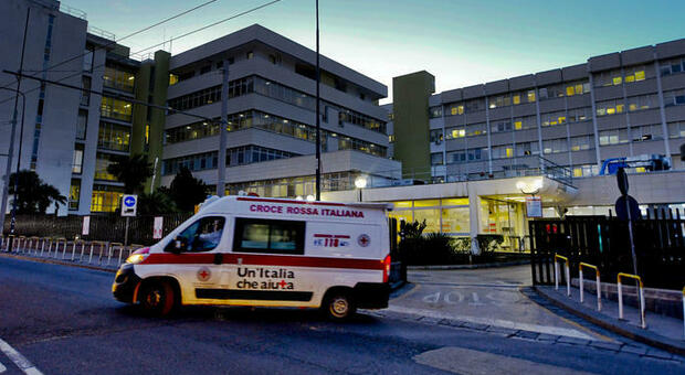Covid a Napoli, ospedale Cardarelli in tilt: il pronto soccorso chiude e poi riapre
