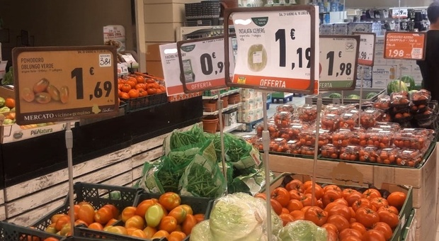 Generi alimentari: prezzi alle stelle. Chi va al supermercato una volta a settimana spende in media 150 euro in più al mese