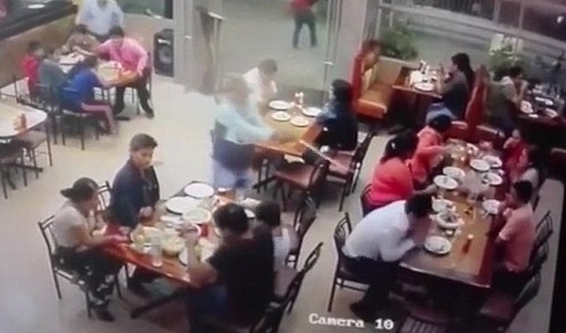 Perù, si rifiutano di pagare il pizzo: sicario li fredda in un ristorante pieno di gente