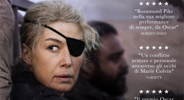 Stasera in tv su Rai 3 “A Private War”, il film sulla reporter Marie Colvin: trama e curiosità