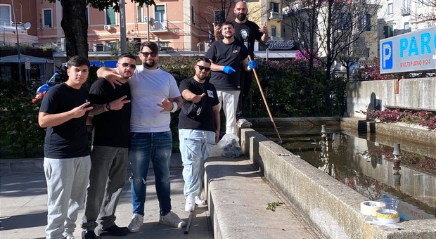 Napoli, volontari puliscono la fontana di piazza Arenella