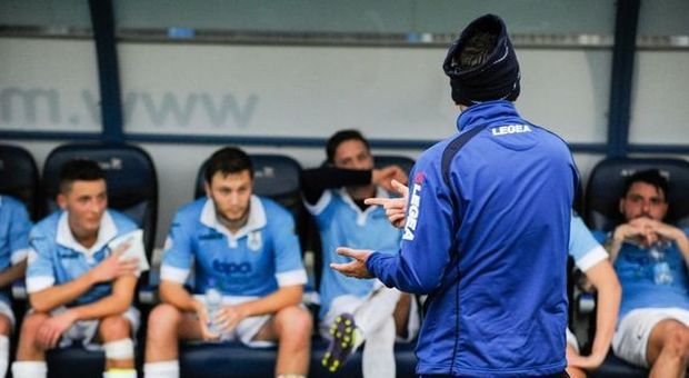 L'allenatore dell'Aprilia, Mauro Fattori, e il briefing con i giocatori