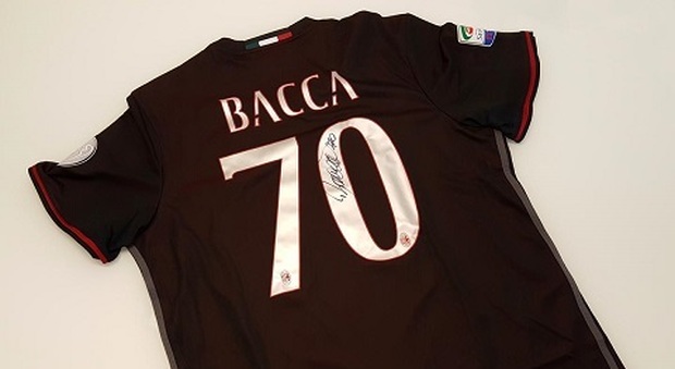 La maglia autografata da Bacca, campione del Milan