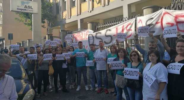 Napoli, la protesta degli operatori socio sanitari davanti all'Asl di Frattamaggiore