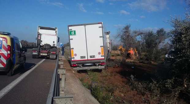 Tir esce fuori strada: traffico in tilt lungo la Lecce-Brindisi