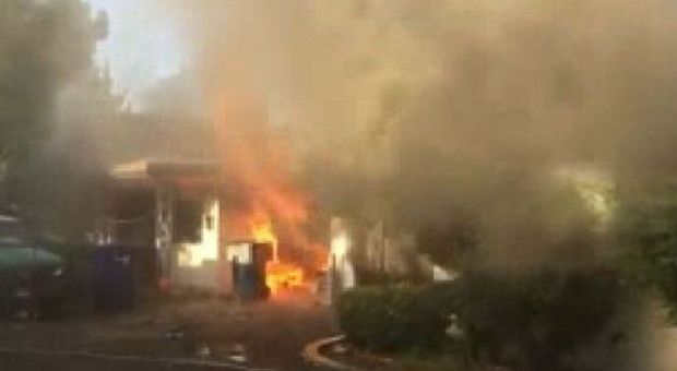 Il passante-eroe entra nella casa in fiamme e salva un uomo| Video