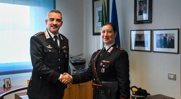 I carabinieri festeggiano la promozione di due ispettori al grado di maresciallo maggiore. Foto
