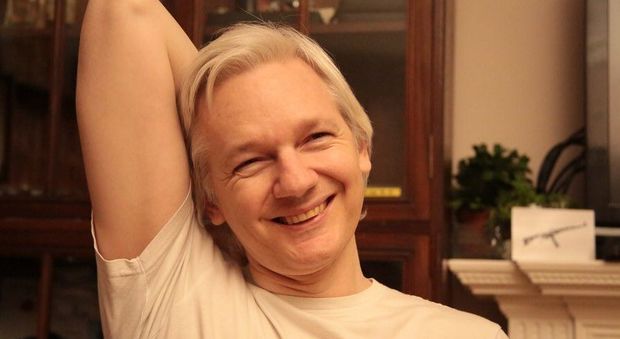 Assange, dopo sette anni ritirate accuse di stupro della Svezia. Londra: se esce lo arrestiamo