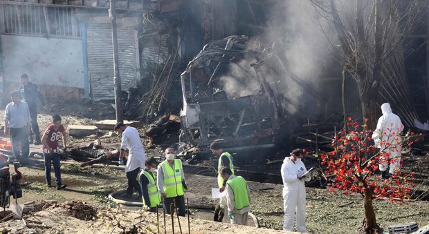 Kabul, autobomba contro i dipendenti del governo: almeno 37 morti e 50 feriti