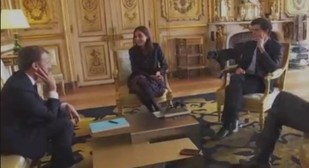 Imbarazzo per Macron, il cane Nemo fa i bisogni sul caminetto durante la riunione