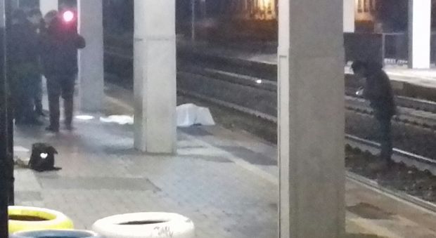 Travolto dal Frecciabianca in stazione viene sbalzato per diversi metri: morto un giovane di 25 anni